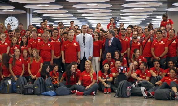 Los Reyes de España posan con el primer gran contingente de deportistas que viajarán a Río para los Juegos Olímpicos. :: J. J. Guillén / EFE