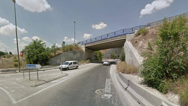 Tramo de carretera de Valdemingómez bajo el puente, en el que ha aparecido el cuerpo sin vida