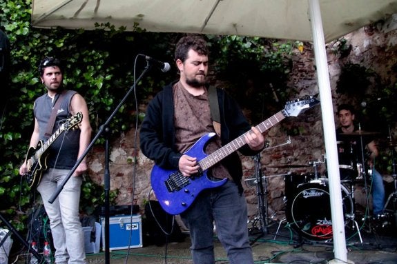 Txustazeo y su Zerebelo Volante, uno de los grupos afectados, en una reciente actuación. :: chencho