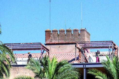 Empieza el derribo de los lucernarios de Biblioteconomía