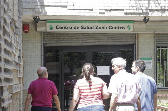 Centro de salud de la zona centro, en la avenida de Hernán Cortés. :: armando méndez