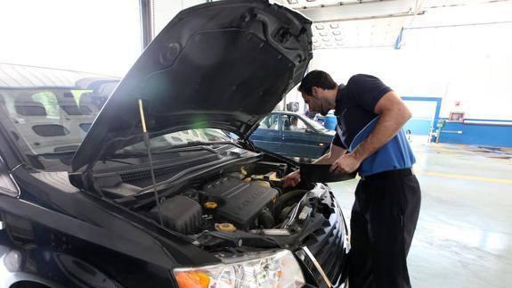 Un técnico revisa el motor de un coche durante la revisión técnica de la ITV en Irun.