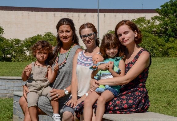 Falero y otras dos madres con sus hijos, a quienes le dieron el pecho durante los primeros años :: C.M