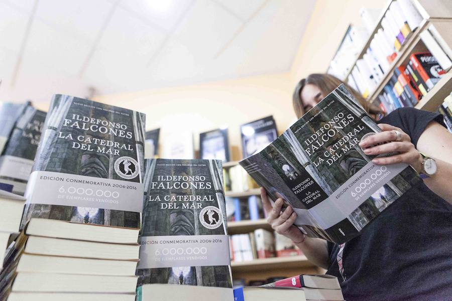 Ejemplares de ‘La Catedral del Mar’ en la librería ‘Todolibros’, donde las ventas de la novela han subido.