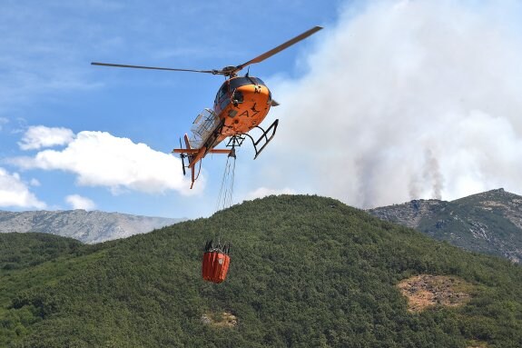 Los medios aéreos llevan el peso en las labores de extinción del fuego en el Valle del Jerte :: d. palma