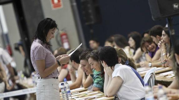Opositores en un examen de la Junta en la convocatoria de 2010