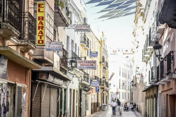En la calle San Juan, los carteles recuerdan que fue una floreciente calle comercial. :: j.v. arnelas