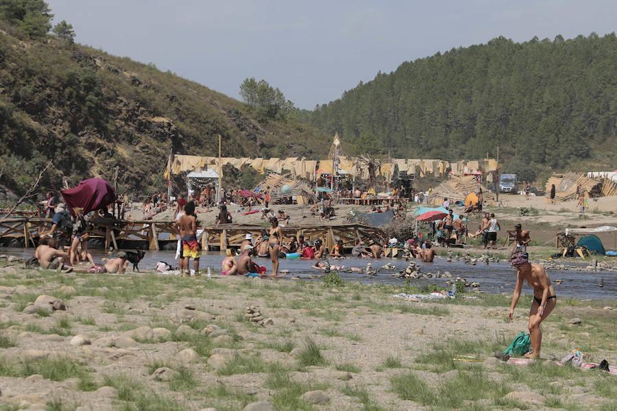 Parte de la acampada del festival, con una de las pasarelas levantadas sobre el Alagón