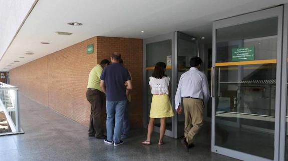 Trabajadores de la Junta de Extremadura a las puertas del complejo Morerías en Mérida. 