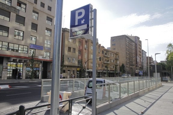 La Avenida Primo de Rivera ha recuperado su pulso y estrena los nuevos elementos del parking. :: a. m.