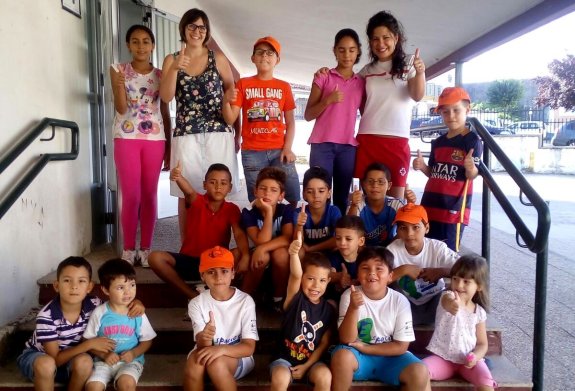 Niños participantes, la monitora y Laura González. :: p. d. c.