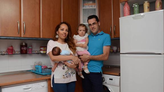 Sergio y Bianca, en la cocina donde nació Tiago.