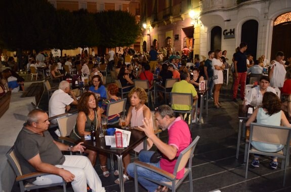 Veladores llenos en la Plaza de la Soledad durante la Noche en Blanco del pasado sábado. :: casimiro m.