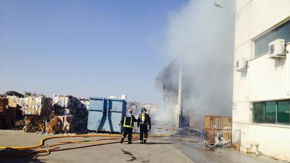 Incendio en la factoría de reciclaje de Mérida.