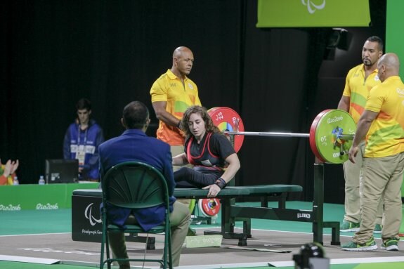 La haltera de Losar de la Vera Loida Zabala, durante su participación ayer en los Juegos Paralímpicos de Río. :: comité paralímpico español