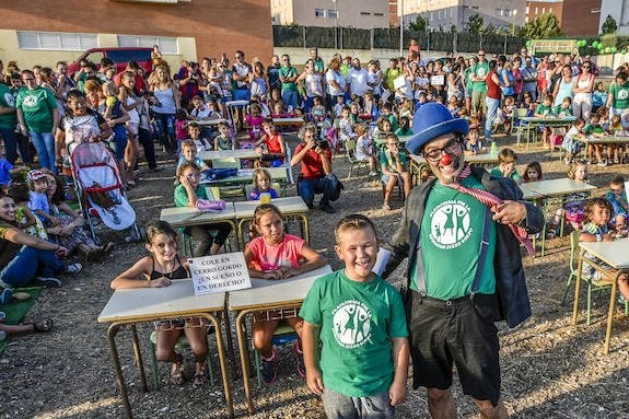 Niños y padres del Cerro Gordo vuelven a pedir el colegio escenificando una clase. :: j.v. arnelas