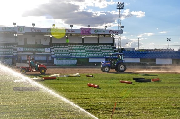 En la jornada de ayer ya se empezó a regar la parte de césped ya instalada. :: e. domeque