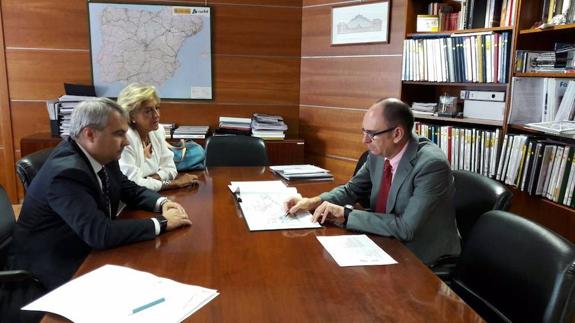 Fragoso y Cristina Herrera, con el subdirector general de Ferrocarriles, el martes en Madrid.