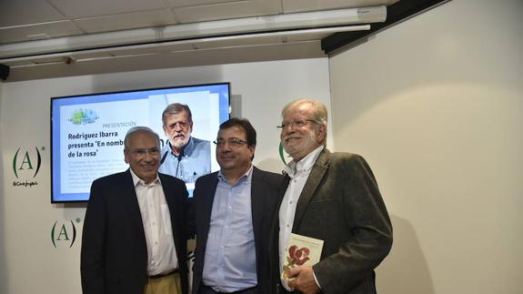 Alfonso Guerra y Fernández Vara en la presentación del libro de Rodríguez Ibarra