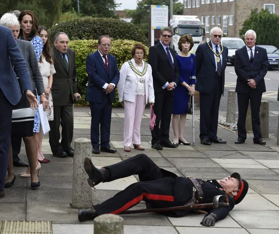 Kate (izqda) contempla con asombro la caída de Douglas-Hughes. : efe