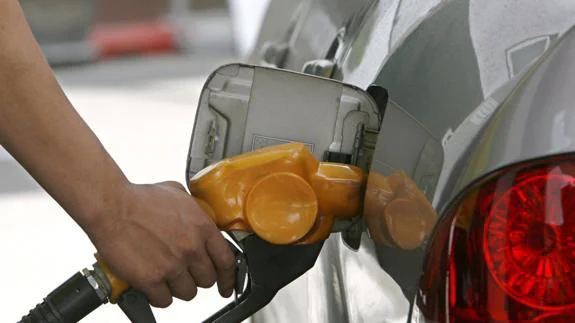 El enorme peligro al que te expones al echar gasolina