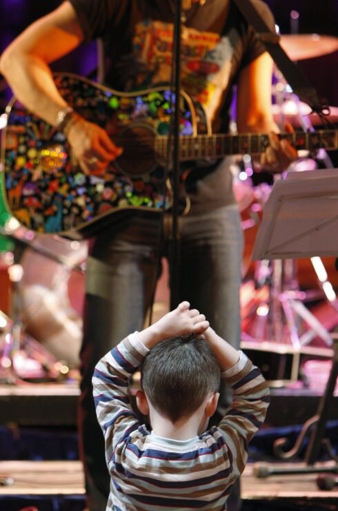 Un menor disfrutando de un concierto de rock. :: hoy