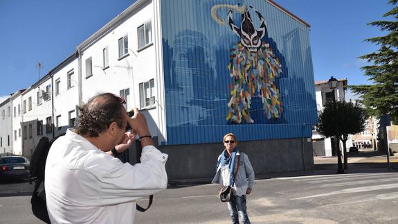 osé retrata a Toñi, dos turistas llegados de Madrid, delante de la fachada protagonizada por Jarramplas