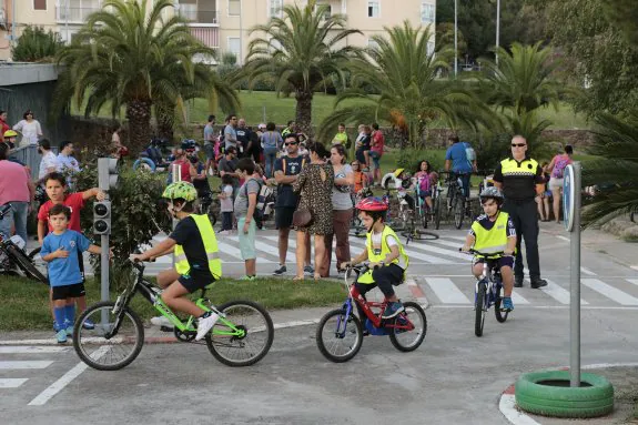 Niños circulando esta semana en el parque de tráfico. :: andy solé