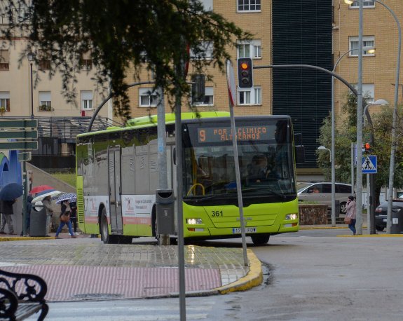 Un autobús urbano dentro de la ciudad. :: hoy