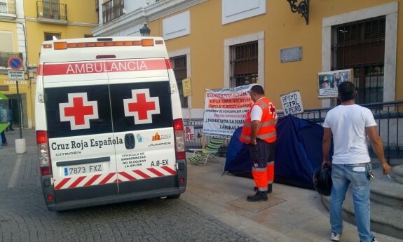 La ambulancia acudió ayer a atender a Pedro Luengo. :: c. moreno