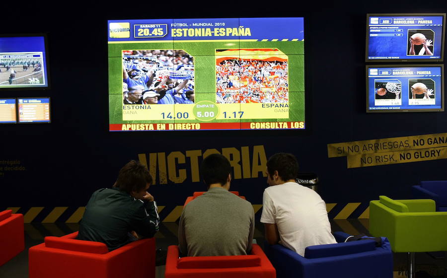 Aficionados en una casa de apuestas deportivas