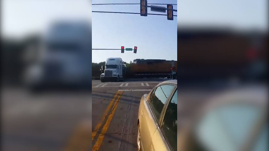 Un tren arrolla a un camión atrapado en las vías