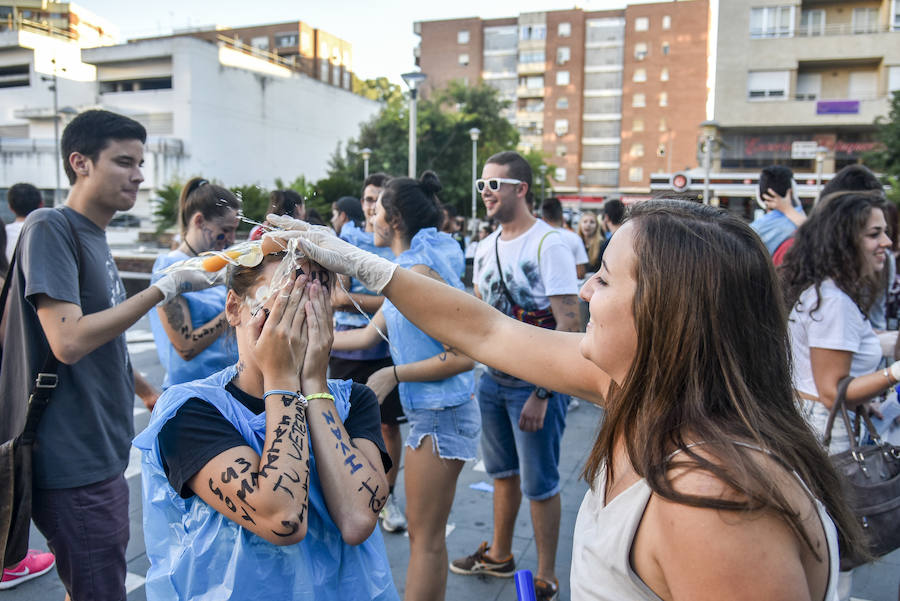 Las calles de Badajoz están invadidas de estudiantes que celebran las novatadas