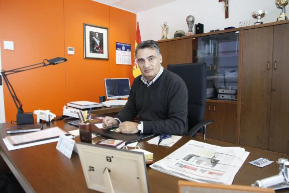 Luis Ochagavía en su despacho de la Comisaría de Cáceres. :: hoy