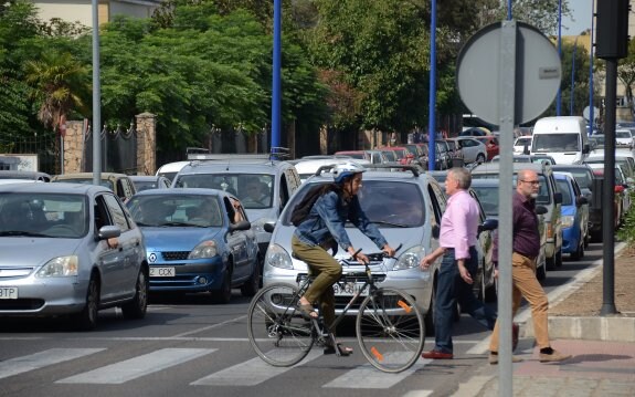 Los desplazamientos en bicicleta fueron la excepción en la jornada de ayer. :: c. moreno