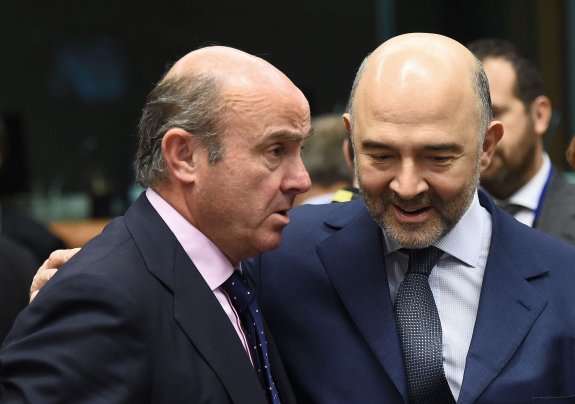 Moscovici con De Guindos en una reunión del Eurogrupo. :: afp