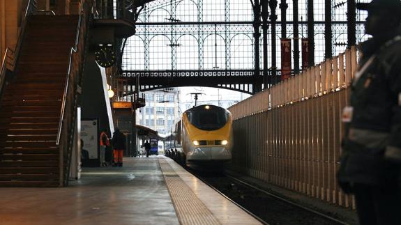 El Eurostar, procedente de Londres, llega a la estación Norte de Paris