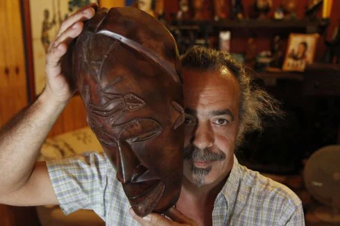 Javier Martín tras una máscara africana. :: hoy