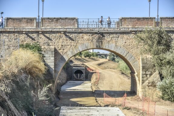 El colector atravesará finalmente el Puente de Palmas bajo el tercer ojo. :: josé vicente arnelas