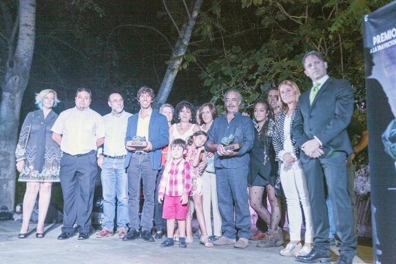 Javier Martín, la familia de Germán Ferrero y autoridades anoche en el acto. :: Jorge rey