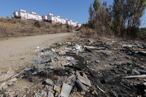 Escombrera ilegal en el Camino de las Huertas