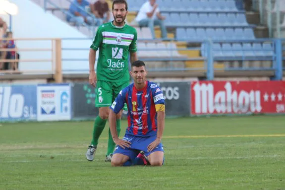 Willy abatido tras la derrota ante el Mancharreal. :: J. M. Romero