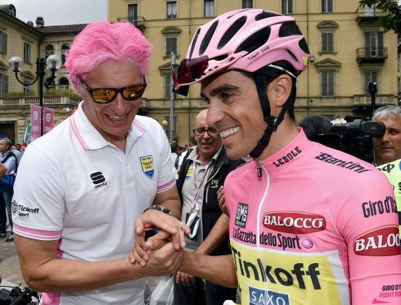 Tinkov, con el pelo teñido de rosa tras ganar Contador el Giro de 2015. :: EFE