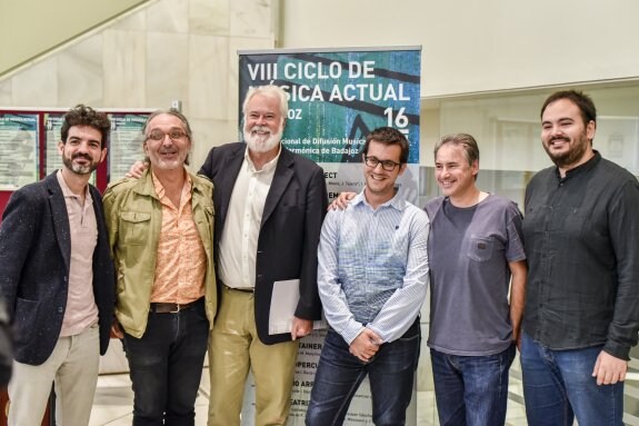 En el centro Antonio Moral, de Cultura y Javier González, de la Filarmónica, junto a otros músicos. :: J. V. A.