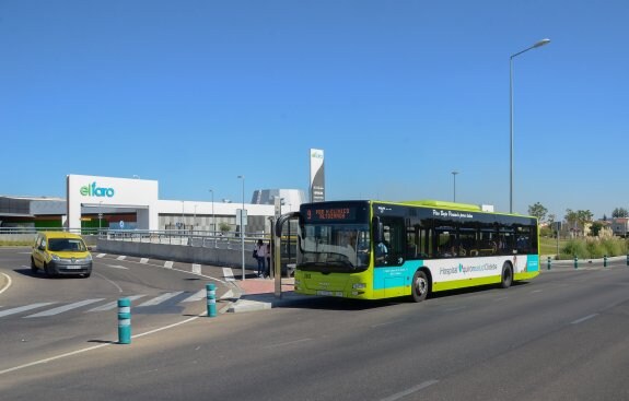 Autobús de la Línea 9 de Tubasa llegando al final de la avenida de Elvas. :: C. Moreno