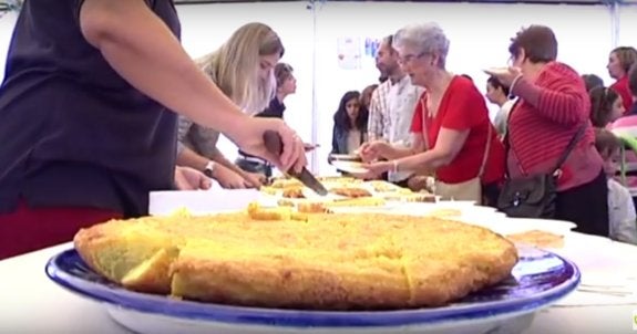 Momento del concurso de tortillas el año pasado. :: f. h.