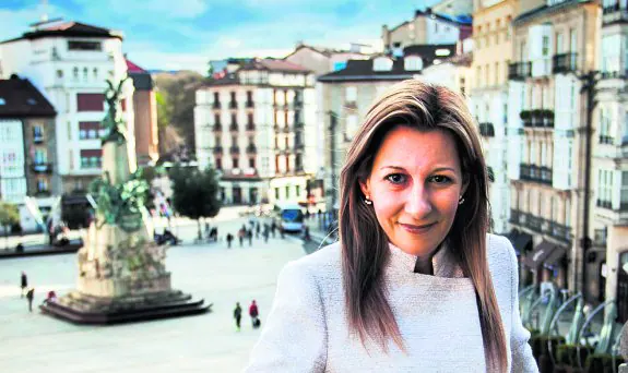 La escritora vitoriana Eva García Sáenz de Urturi, ante la plaza de la Virgen Blanca de la capital alavesa. :: igor aizpuru