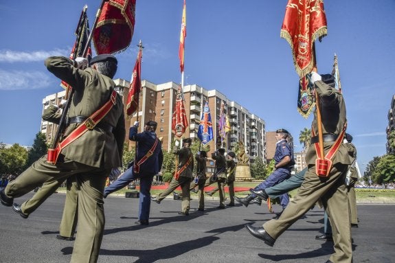 Los pacenses celebran la Fiesta Nacional con las Fuerzas Armadas
