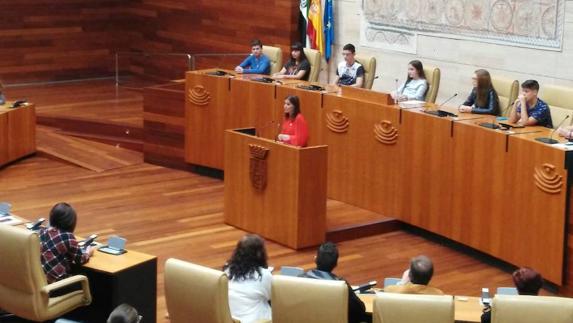 La portavoz de la Junta de Extremadura, Isabel Gil Rosiña, interviene en el Pleno Escolar contra el bullying.