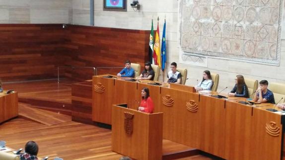 La portavoz de la Junta de Extremadura, Isabel Gil Rosiña, interviene en el Pleno Escolar contra el bullying